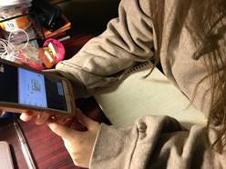 男人拿着笔记本电脑描述已自动生成